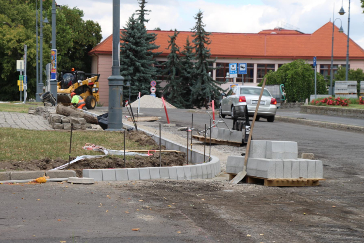 Gőzerővel zajlik a város legfrekventáltabb terének felújítása