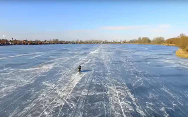 Új téli sport - motorokkal a Pala jegén – extrém VIDEÓ