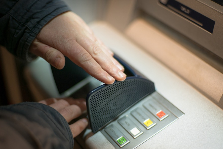 Eltűnik a Bástya oldaláról a bankautomata