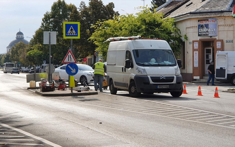 Okoszebrát építenek a Kossuth utcán 