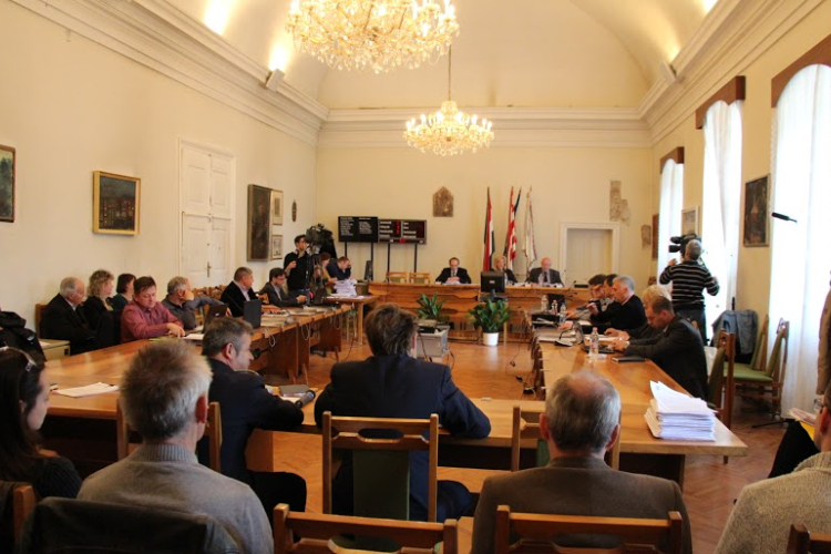 Napirenden Esztergom - piac, Ipari Park, Pilisszentlélek, alapítványok