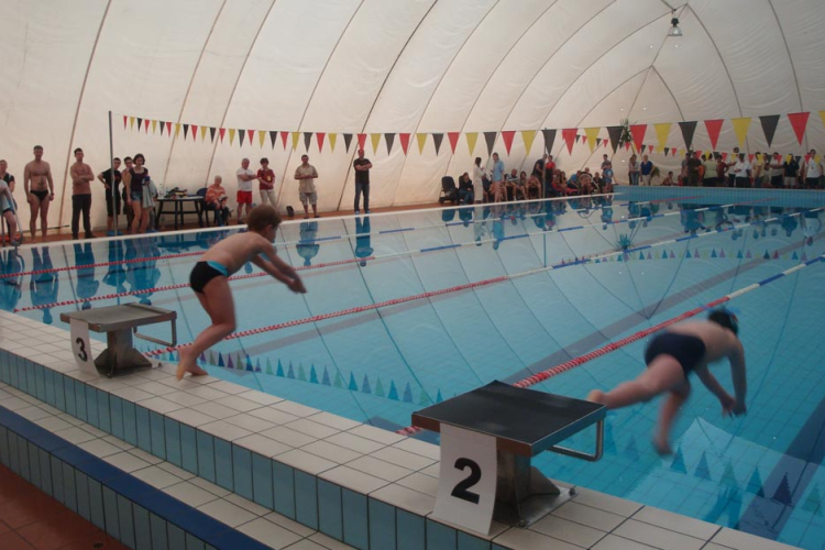 Új-Hullám sikerek: éremeső úszásban, élmezőnyben vízilabdában