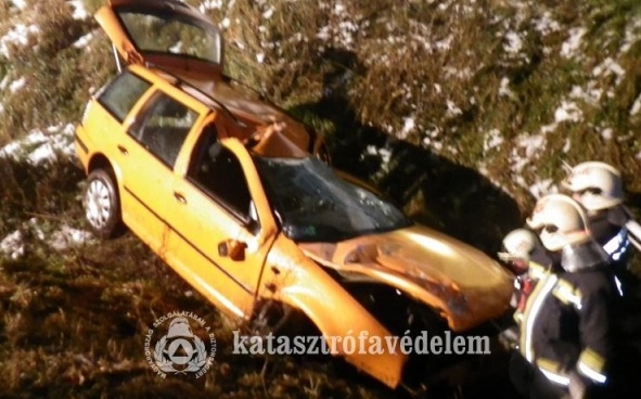 Négy utassal árokba hajtott egy autó a Suzuki úton