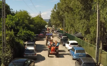 Ilyen a solymári traktortalálkozó felülről - Légi videó
