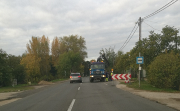 Épül a Csenkei hídi buszváró