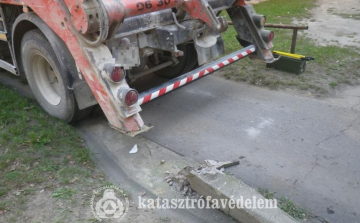 Kidöntött villanyoszlop dőlt egy járókelőre Dorogon