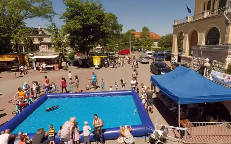 Ilyen volt a dorogi Gyereknap felülről - LÉGI VIDEÓ