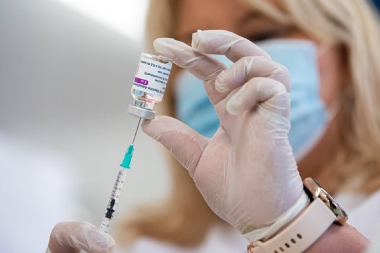 Felfüggesztették az AstraZeneca-vakcina használatát Franciaországban