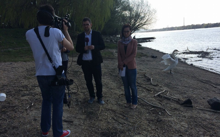 Élő bejelentkezés a Magyar Televízióban a Duna partról