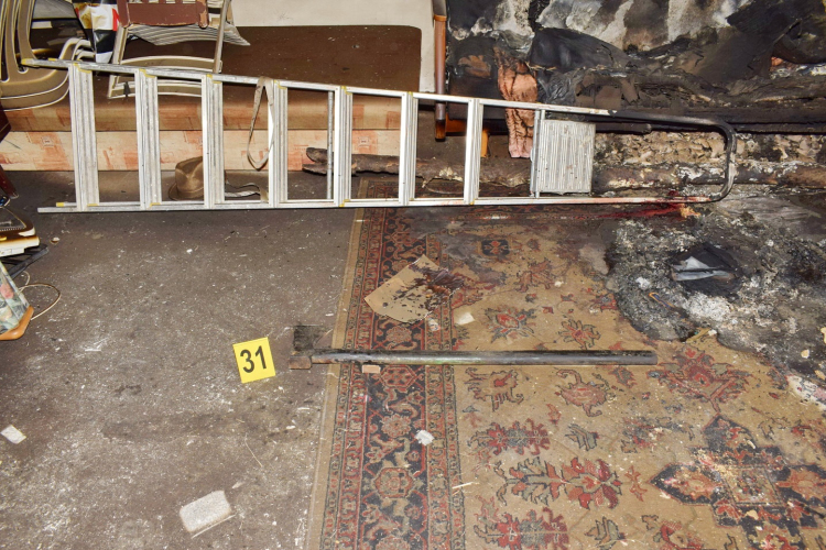 Baltával ölte meg apát és fiát, majd felgyújtott őket