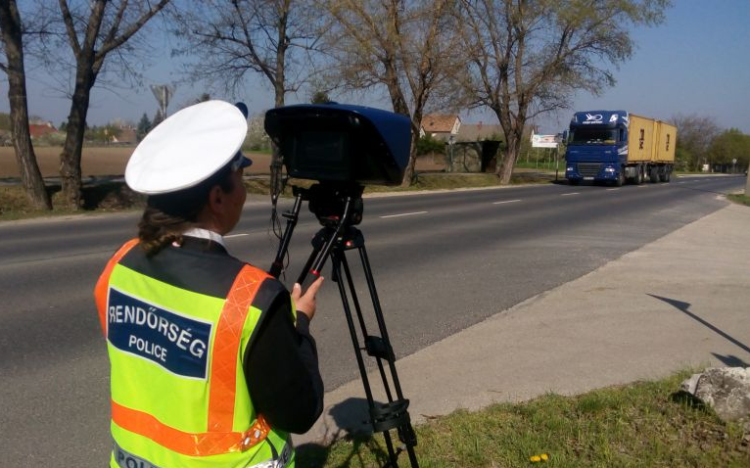 Csaknem kilencszáz helyen ellenőrzi a rendőrség a sebességhatár túllépését