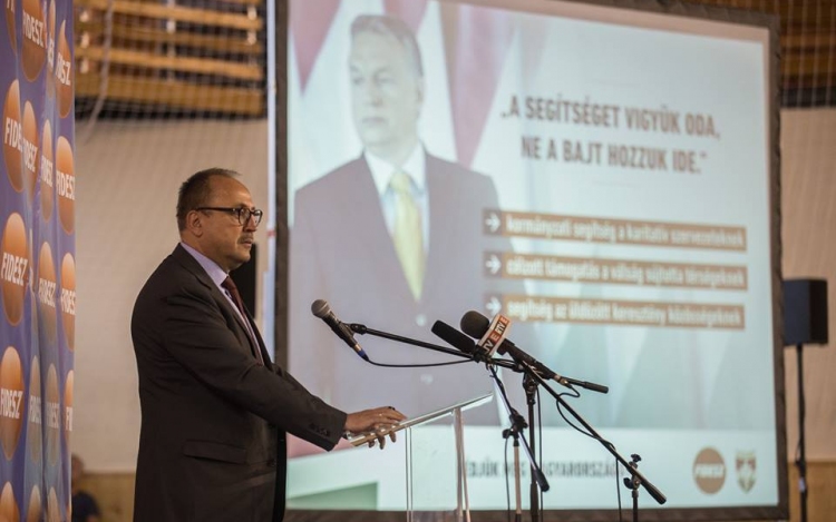 Kényszerbetelepítés helyett a határok védelmére van szükség – Országjáró Esztergomban