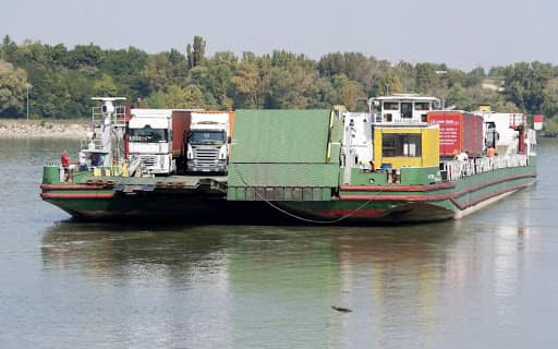 Újraindult a teherkomp Esztergom és Párkány között