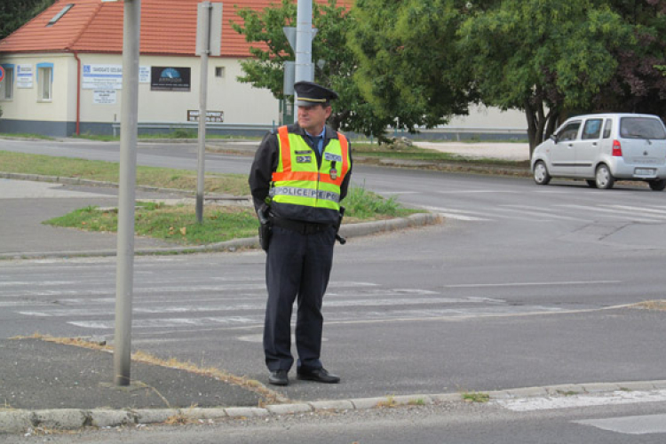 Becsengettek az egyenruhásoknak is - rendőrök az iskoláknál