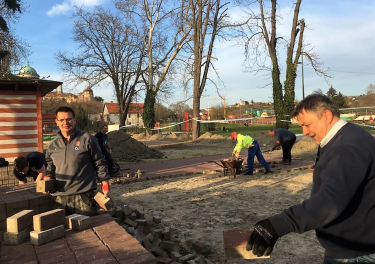 Nagyszabású felújítási munkák a rögbiseknél 