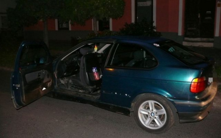 Bedrogozva vezetett a BMW-s, majd az esztergomi rendőrökbe futott