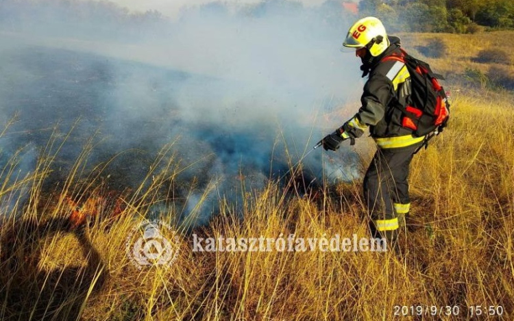 Nagy területen kapott lángra a száraz fű, a szélvihar is gondot okozott