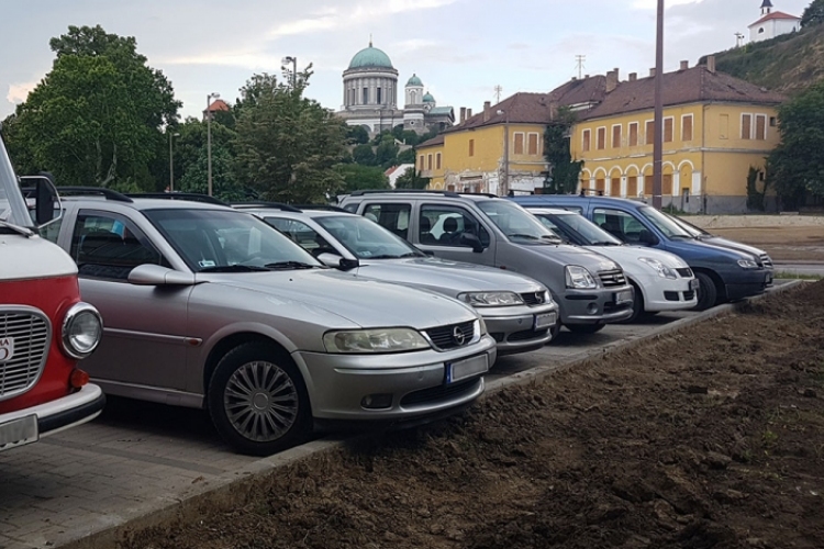 Újra fizetős a parkolás Esztergomban