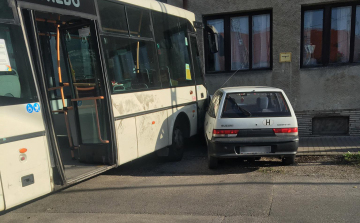 Autónak és háznak ütközött egy busz Esztergomban