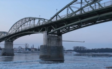 Rendkívüli látványt nyújtott a jégzajlás Esztergomban - VIDEÓ