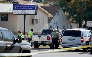 Csaknem 450 lövést adott le a templomban a texasi lövöldöző