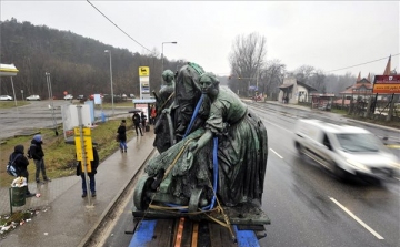 Így közlekedett a Magvető-szobor Pestig – FOTÓK
