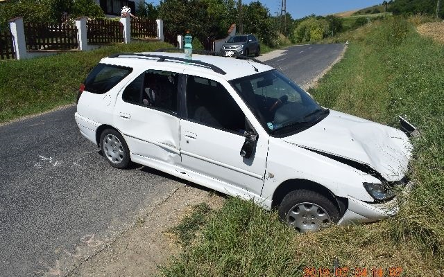 Lovakat és gyalogost is gázolt egy autós Únyon