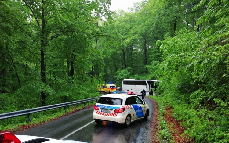 Busz és autó ütközött a Dobogókői úton