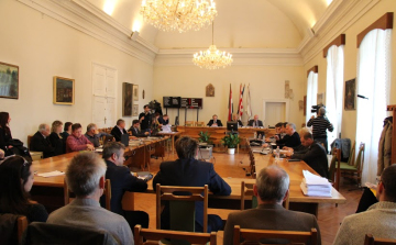 Napirenden Esztergom - piac, Ipari Park, Pilisszentlélek, alapítványok