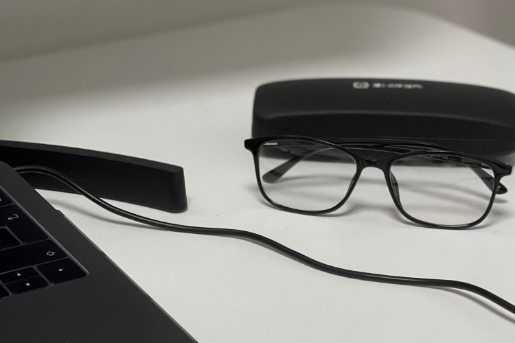 Miként segíti a nyugodt alvást a monitor szemüveg?