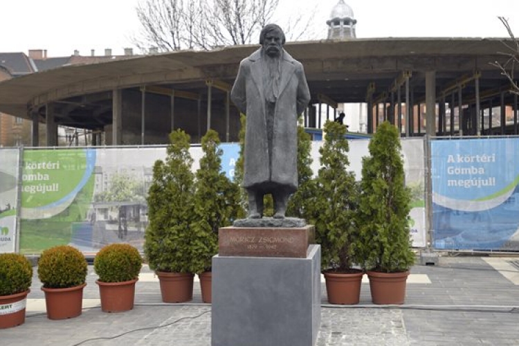 Visszahelyezték Móricz Zsigmond szobrát a körtérre