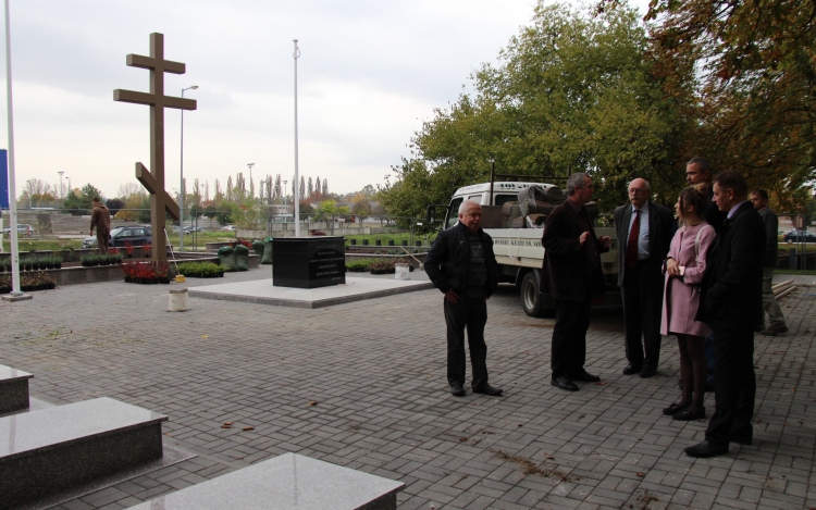 Épül az orosz emlékmű a Szent Anna temetőben