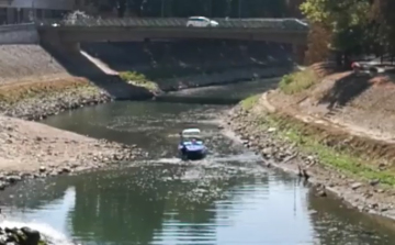 Olyan kicsi a Kis-Duna, hogy elakadt egy motorcsónak - VIDEÓ