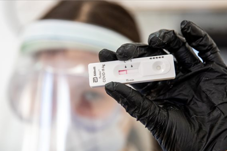 A fertőzöttek száma 494,8 millió, a halálos áldozatoké 6,165 millió a világon