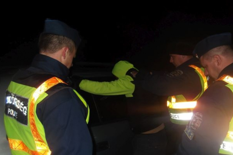 Tatánál 12 migránst fogtak el egy személyautóban