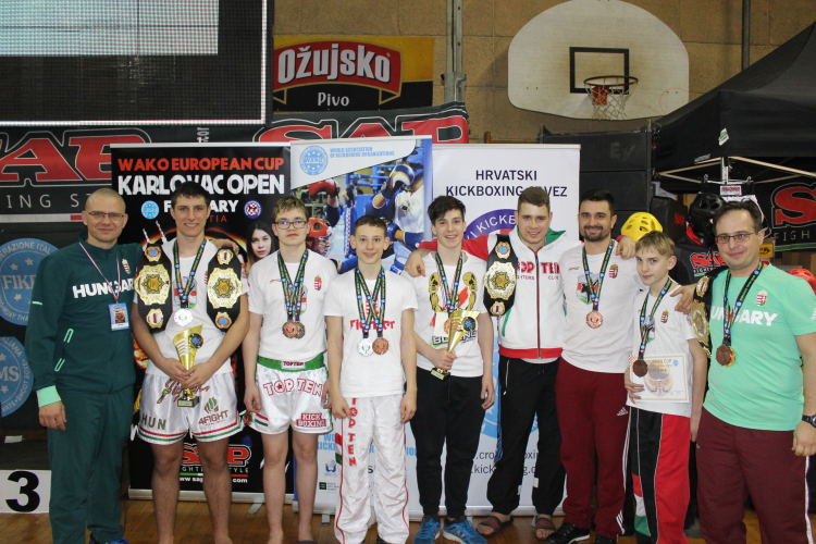 Fényes érmekkel vettek repülőrajtot az esztergomi kick-boxosok