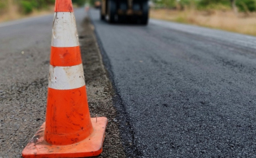 Burkolatfelújítás a 10-es főúton, forgalomkorlátozás