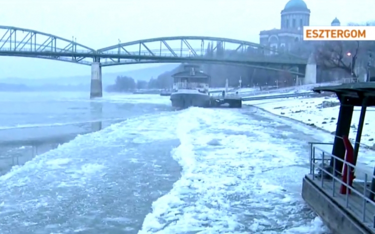 Elindult az ország legnagyobb jégtörő hajója Esztergomból - VIDEÓ