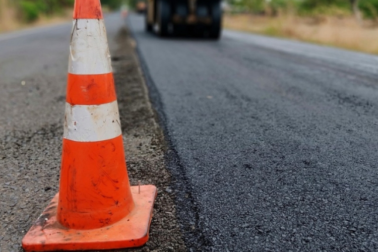 Burkolatfelújítás a 10-es főúton, forgalomkorlátozás