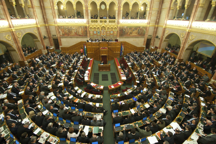 Vagyonnyilatkozatok - Tízmilliót nyert lottón egy fideszes, sokan vettek szántót, autót