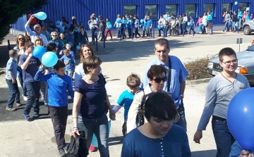 Kékbe öltözött a Montágh iskola - GALÉRIA