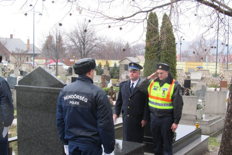 A hős esztergomi rendőrre emlékeztek egyenruhásaink