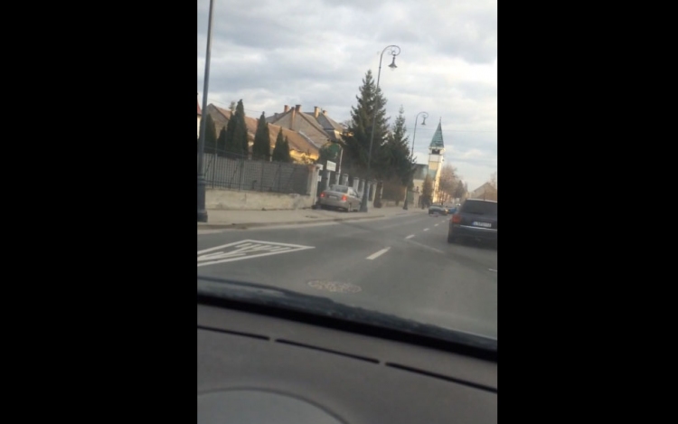 Így csapódott villanyoszlopnak egy autó a Petőfi úton – VIDEÓ