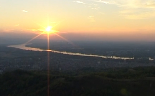 Gyönyörű naplemente a Vaskapuból – VIDEÓ