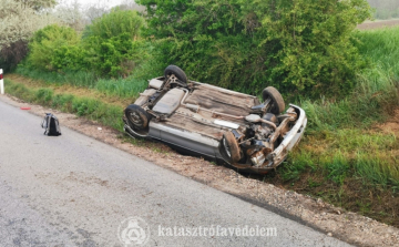 Felborult egy autó Nagysáp és Tokod között