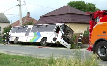 Busz és kamion ütközött Nagysápon – A buszsofőr kirepült az ablakon – VIDEÓVAL