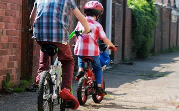 Beszorult egy 5 éves kisfiú lába a biciklijébe – Elkezdődött a nyári balesetek szezonja